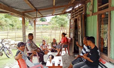 Mempererat-Kedekatan-Dengan-Warga,-Bhabinkamtibmas-Polsek-Biboki-Anleu-Berikan-Himbauan-Kamtibmas-Dan-Antisipasi-Cuaca-Ekstrem-Di-Desa-Motadik