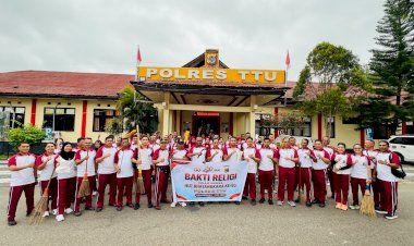 Sambut-HUT-Bhayangkara-ke-80,-Personil-Polres-TTU-Gelar-Aksi-Bakti-Religi-Lintas-Agama-di-Kota-Kefamenanu
