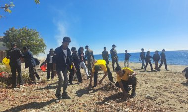 Aksi-Nyata-Bersihkan-Pantai-Wini-Jadi-Bukti-Sinergitas-Kuat-di-Tapal-Batas-NKRI,-Menyambut-HUT-Bhayangkara-ke-80