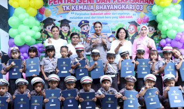 Kapolres-TTU-Selaku-Penasehat-Hadiri-Pelepasan-Murid-TK-Kemala-Bhayangkari-03-Kefamenanu.