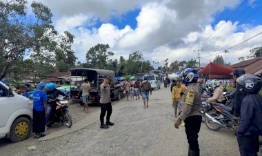 Antisipasi-Tindakan-Kriminal,-Polsek-Miomaffo-Barat-Gelar-Patroli-Preventif-dan-Gatur-Lalin-di-Pasar-Mingguan-Eban