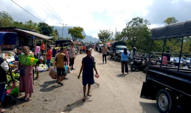 Ciptakan-Sitkamtibmas-Aman-dan-Kondusif,-Polsek-Miomaffo-Barat-Gelar-KRYD-di-Pasar-Mingguan-Eban