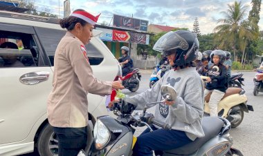 Sambut-HUT-ke-81-Kemerdekaan-RI,-Polres-TTU-Bagikan-Bendera-Merah-Putih-kepada-Pengendara-yang-Melintas