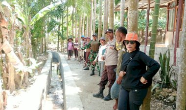 Bhabinkamtibmas-Bersama-TNI-dan-Pemerintah-Kecamatan-Perkuat-Kamtibmas-melalui-Pemeriksaan-Pagar-Kintal-di-Noemuti