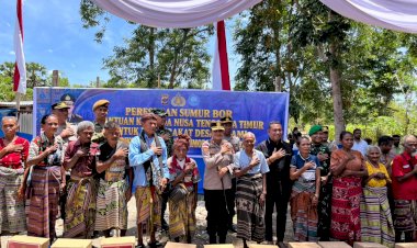 Polri-Bersama-Masyarakat;--Kapolres-TTU-Serahkan-Bantuan-Sosial-dan-Perlengkapan-Sekolah-kepada-Warga-Desa-Oelami