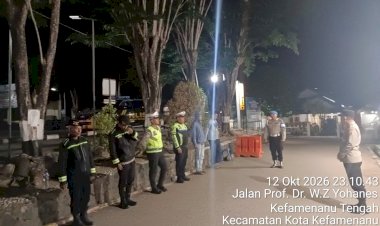 Patroli-Presisi-Lampu-Biru;-Polres-TTU-Sambangi-Warga-pada-Malam-Hari-untuk-Cegah-Gangguan-Kamtibmas