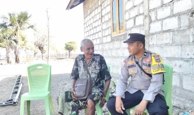 Polisi-Bersama-Masyarakat,-Bhabinkamtibmas-Humusu-Wini-Ajak-Warga-Jaga-Kamtibmas-dan-Cegah-Karhutla.