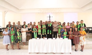 Kapolres-TTU-beserta-personel-Mengikuti-Ibadah-Minggu-di-Gereja-Petra-Kefamenanu,-Sampaikan-Pesan-Kamtibmas-tentang-Bullying-dan-Karhutla