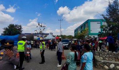 Polres-Ttu-Amankan-Wisuda-881-Mahasiswa-Universitas-Timor,-Pastikan-Ribuan-Peserta-Dan-Keluarga-Merasa-Aman-Dan-Nyaman
