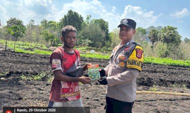 Sisihkan-Gaji-Demi-Petani,-Bhabinkamtibmas-Desa-Oelami-Brigpol-Rian-Welsyah-Bantu-Bibit-Jagung-Dan-Sayuran-Untuk-Kelompok-Tani