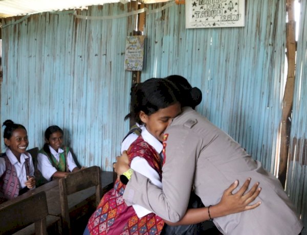 20 Siswa SMPN Maubeli Terima Bantuan Pendidikan dari Polda NTT