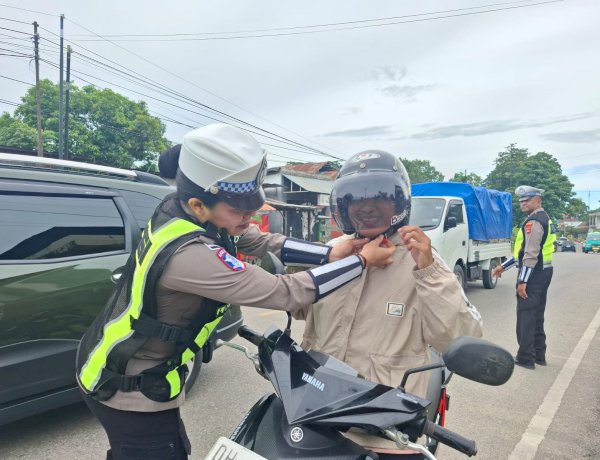 Sentuhan-Humanis-Sat-Lantas-Polres-TTU:-Brigpol-Lola-Bistolen-Pastikan-Keselamatan-Pengendara
