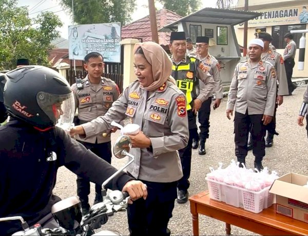 Kapolres TTU Pimpin Kegiatan Pembagian Takjil Jelang Buka Puasa