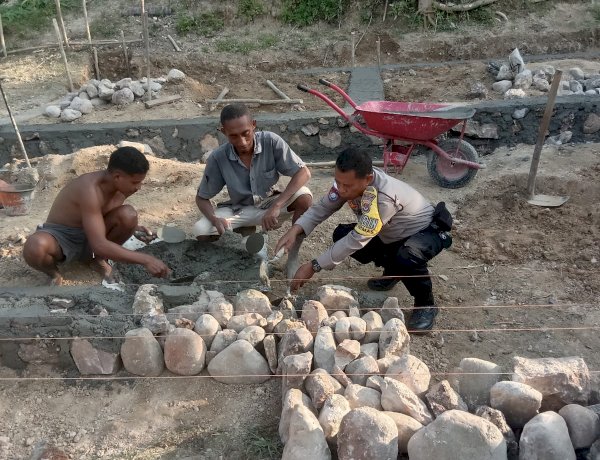 Aksi Humanis Bhabinkamtibmas di TTU: Lepas Penat, Aipda Constantino Martins Ikut Aduk Semen Bangun Rumah Warga