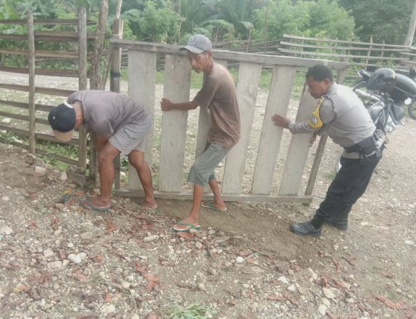 Kompak dan Humanis, Bhabinkamtibmas Maurisu Tengah Bersama Warga Gelar Kerja Bakti