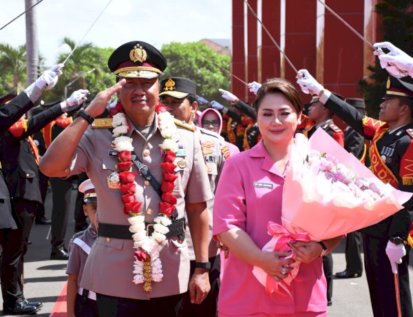 Haru dan Penuh Penghormatan, Kapolda NTT Pimpin Tradisi Pedang Pora Pelepasan Brigjen Pol Baskoro Tri Prabowo