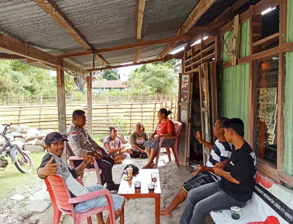 Mempererat Kedekatan Dengan Warga, Bhabinkamtibmas Polsek Biboki Anleu Berikan Himbauan Kamtibmas Dan Antisipasi Cuaca Ekstrem Di Desa Motadik