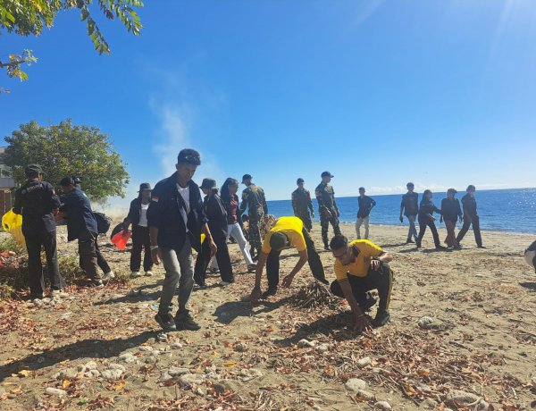 Aksi Nyata Bersihkan Pantai Wini Jadi Bukti Sinergitas Kuat di Tapal Batas NKRI, Menyambut HUT Bhayangkara ke-80