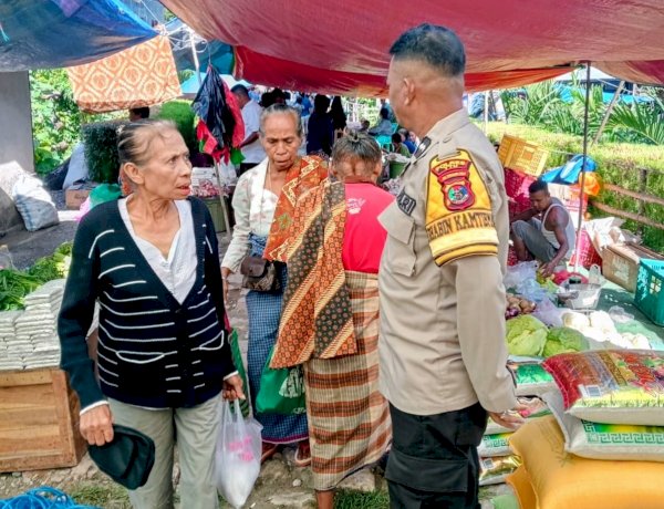 Bhabinkamtibmas Polsek Noemuti Gelar Patroli Dialogis di Pasar Kote