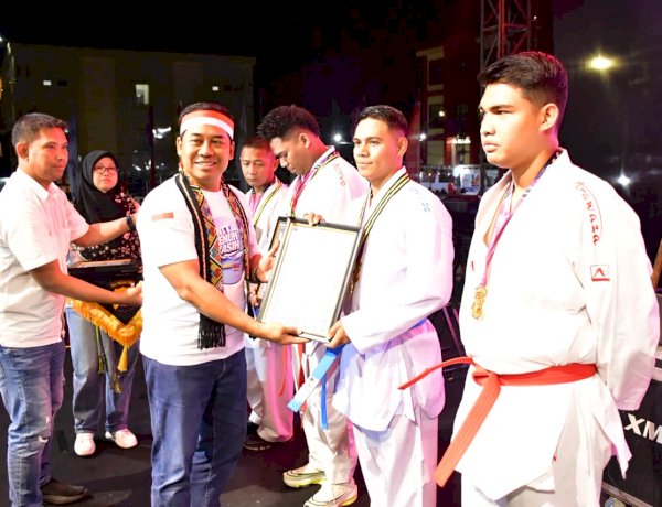 Sabet-Medali-Emas-Kapolri-Cup-2026,-Bripda-Aril-Tanesib-Terima-Penghargaan-di-Hari-Bhayangkara-ke-80-Dari-Kapolda-NTT