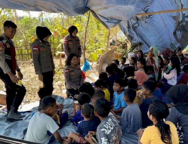 Polwan Polres Manggarai Timur Hadirkan Senyum Anak-Anak Pengungsi Gempa Lewat Trauma Healing