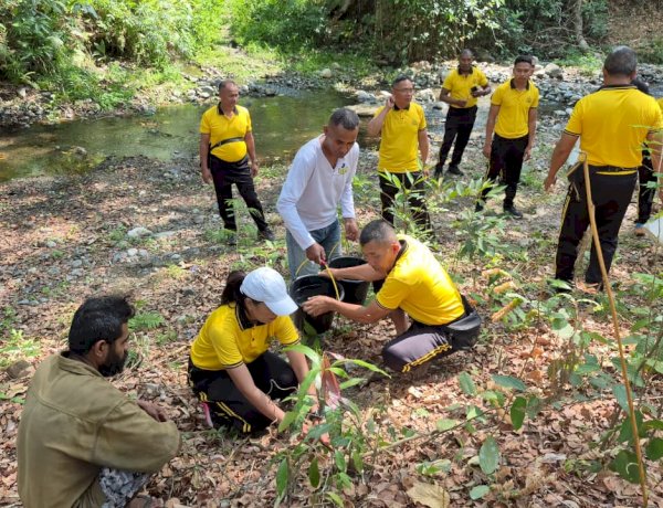 Kapolres TTU Bersama Masyarakat dan Personel Polres Laksanakan Penanaman Bibit melalui Program Green Policing