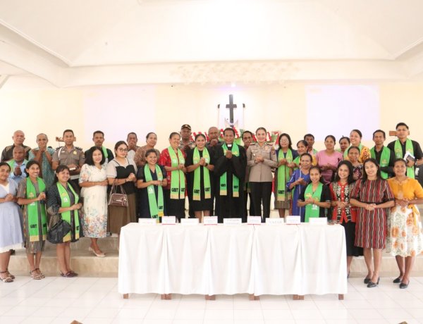 Kapolres TTU beserta personel Mengikuti Ibadah Minggu di Gereja Petra Kefamenanu, Sampaikan Pesan Kamtibmas tentang Bullying dan Karhutla
