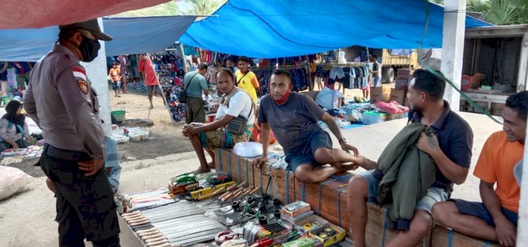 Pasar Rakyat Desa Ponu, diberikan edukasi dan imbauan tentang New Normal