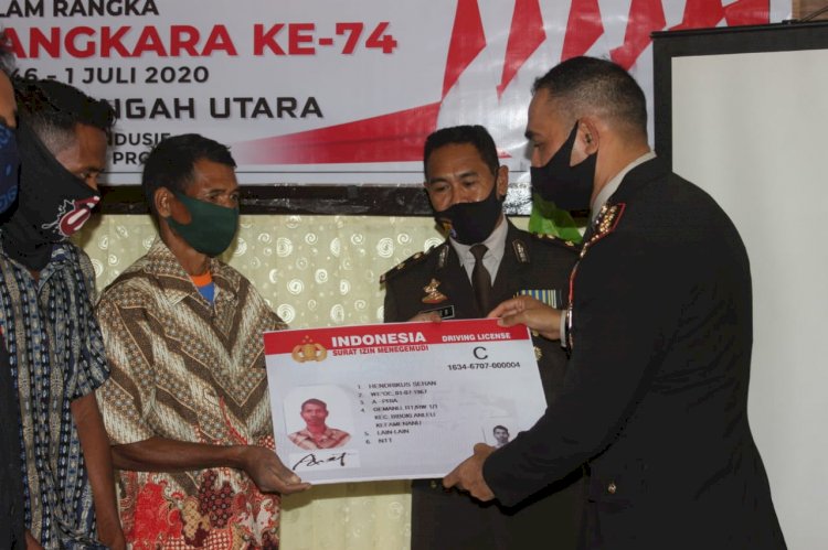 AKBP Nelson menyerahkan sim secara gratis di syukuran Bhayangkara ke 74