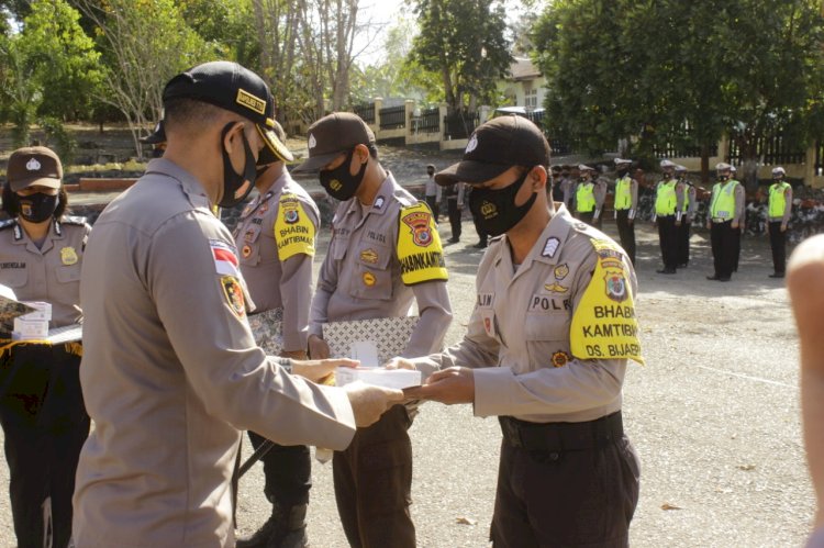 8 Personil Bhabikamtimas menerima Handphone