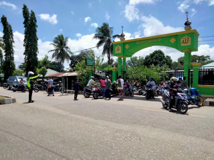 Pelaksanaan Ibadah sholat Jumat di tengah Pandemi Covid-19 ; Polres TTU terus lakukan pengamanan
