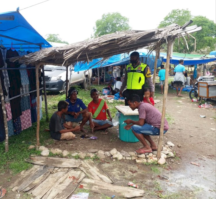 Bhabinkamtibmas Desa Motadik Himbau pengunjung pasar tradisional Motadik taati Protokes Covid-19