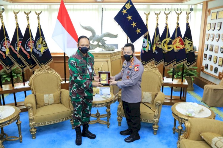 Kapolri Harapkan Sinergitas Dari Atas Hingga Bawah Tegakan Displin Prokes Masyarakat saat kunjungi KSAU