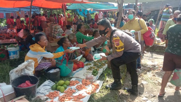 Polsek Miomaffo Barat Melaksanakan Giat Operasi KY2D di Pasar Tradisional