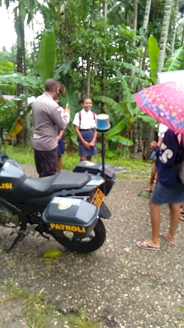 Cegah Kerumunan, Bhabinkamtibmas Sampaikan Himbauan dengan Door to Door ke Rumah Warga