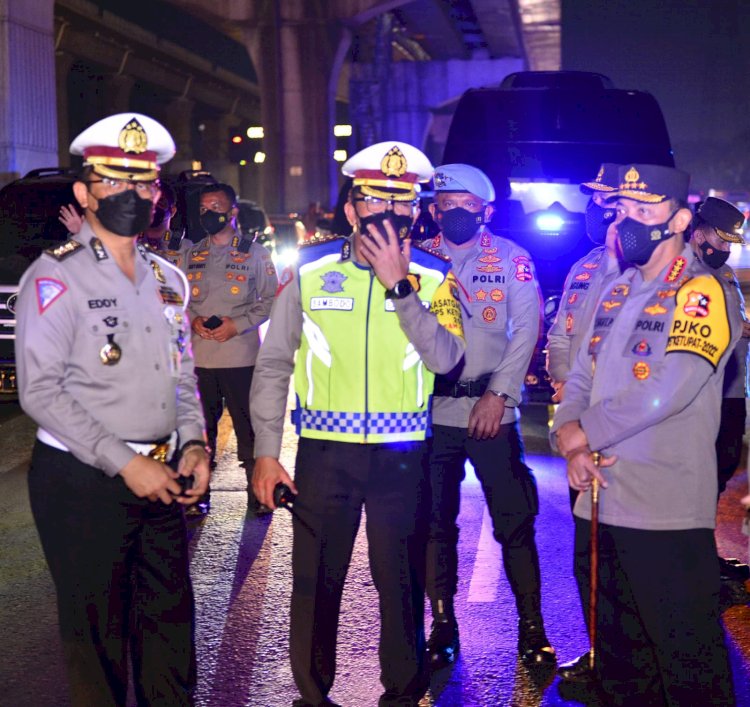 Pastikan One Way-Contraflow Berjalan Lancar, Kapolri Tinjau Langsung Tol Cikampek