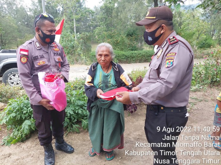 Songsong HUT ke-77 RI, Kapolsek Miobar Bagi Bendera Merah Putih di Wilayah Perbatasan