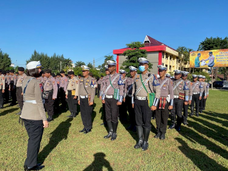 Unik anggota Polri Polda NTT Serentak Kenakan Tas Motif Tradisional Produk UMKM.