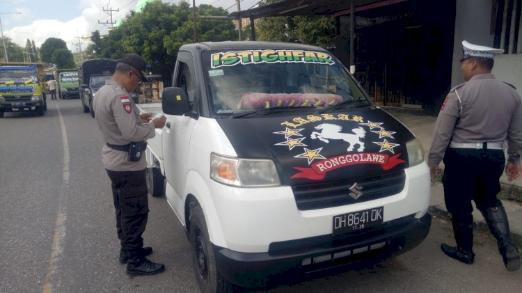 Ops Patuh Turangga Tingkat Polres TTU, Anggota Bagikan Brosur Petunjuk Kamseltibcarlantas untuk Pengemudi