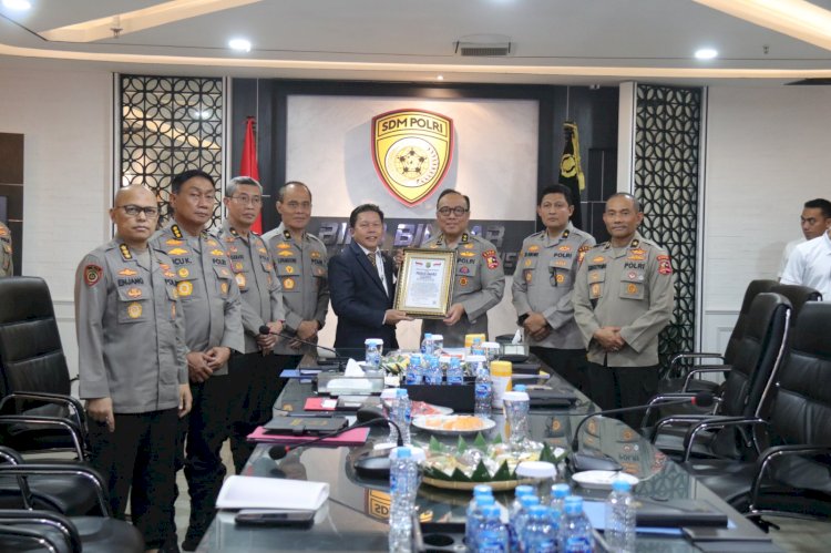 As SDM Irjen Dedi Prasetyo Terima Presisi Award Berkat Keterbukaan Rekrutmen Anggota Polri