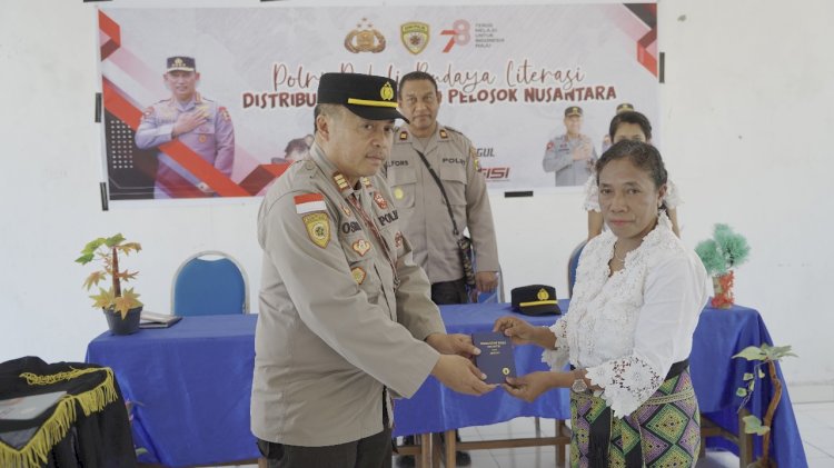 Tindak Lanjut Program Polri Peduli Budaya Literasi, Kabag SDM Polres TTU Bagi Buku di SMA Dharma Ayu