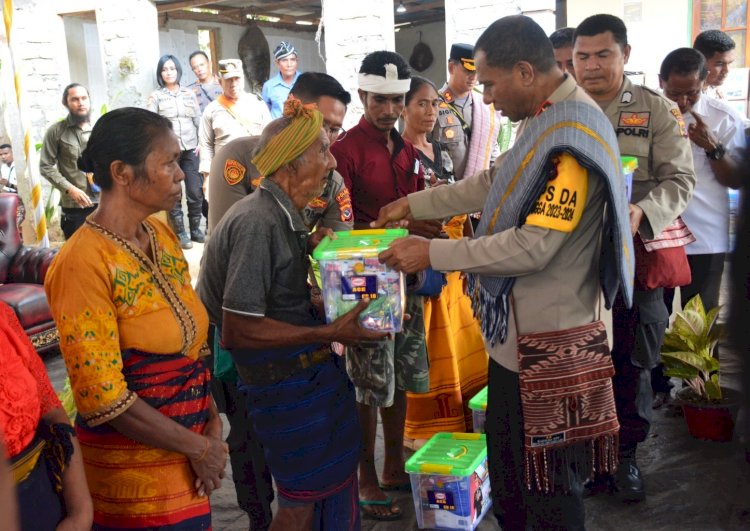 Ratusan Sembako dibagikan Kapolda NTT kepada Masyarakat Desa Kadi Pada, Sumba Barat Daya.-