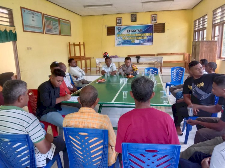 Beri Bimtek Bagi Anggota Linmas, Bhabinkamtibmas Kefa Utara: Lakukan Tugas dengan Penuh Tanggungjawab