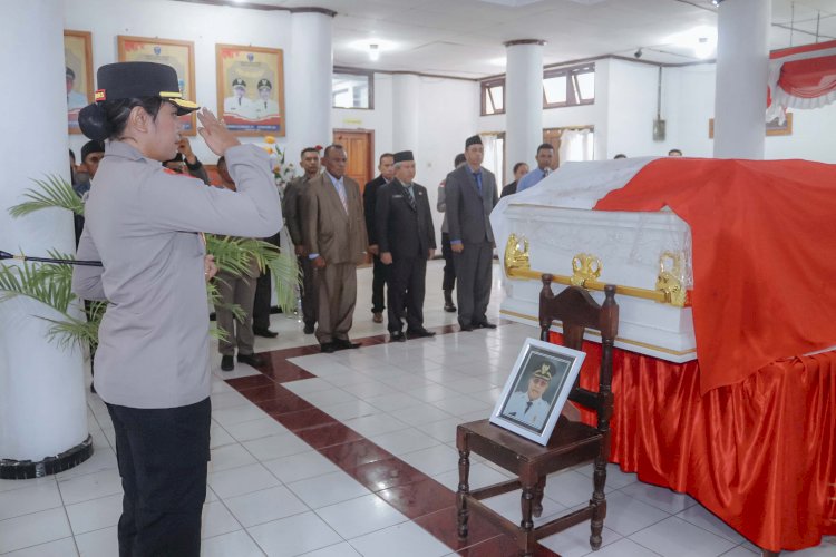 Kapolres TTU Beri Penghormatan Terakhir kepada Almarhum Raymundus Sau Fernandes, Mantan Bupati TTU