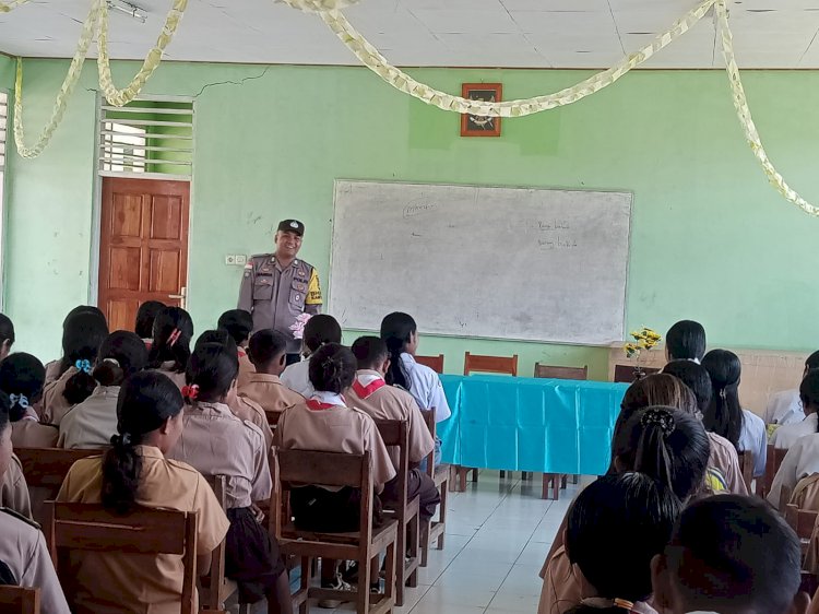 Bhabinkamtibmas Desa Tuabatan Proaktif Bekali Generasi Muda dengan Sosialisasi Bahaya Narkoba dan Kenakalan Remaja di SMAN Tuabatan