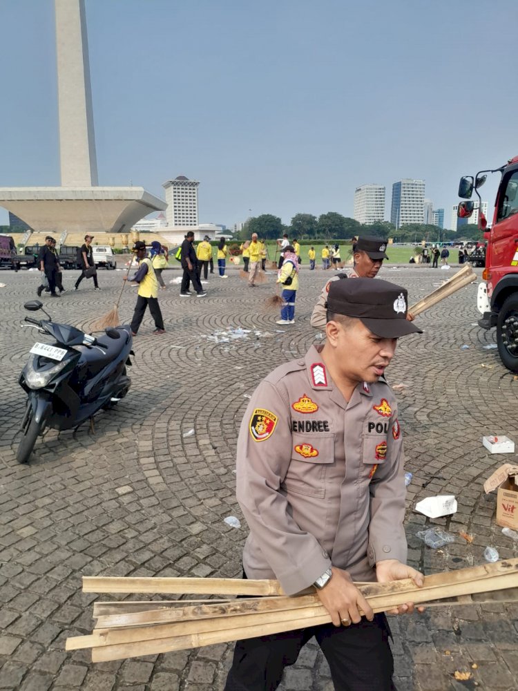 Personel Polri Sigap Bersih-bersih Kawasan Monas Usai May Day Fiesta