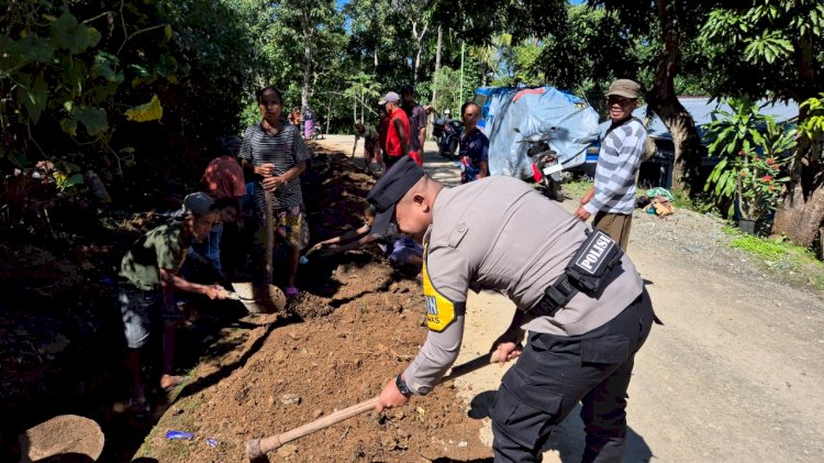 Peluh di Seragam, Senyum di Wajah Warga: Bhabinkamtibmas Desa Oetulu Gotong Royong Bersihkan Saluran Air Desa