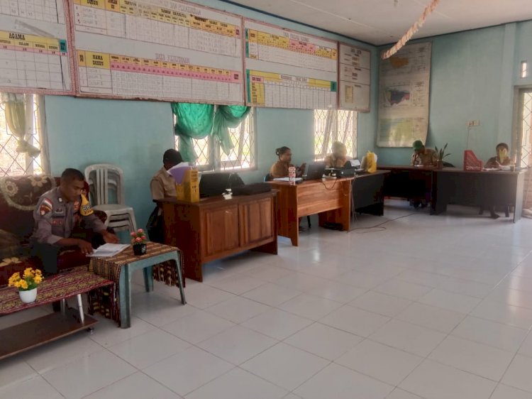Bhabinkamtibmas Noemuti Timur Aktif Pantau Pembentukan Pos Paralegal Desa Manikin