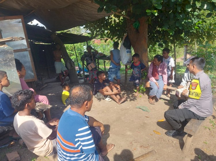 Lawan Miras dan Jaga Keamanan Desa, Brigpol Rian Gencarkan Imbauan Kamtibmas di Oelami