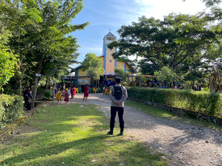 Wujudkan Rasa Aman dan Khidmat, Bhabinkamtibmas Oelami Amankan Ibadah Minggu di Gereja St. Mikhael